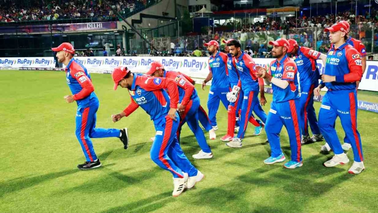 ಮತ್ತೊಂದೆಡೆ ಸತತ ಗೆಲುವುಗಳೊಂದಿಗೆ ಮುಂಚೂಣಿಯಲ್ಲಿದ್ದ ಡೆಲ್ಲಿ ಕ್ಯಾಪಿಟಲ್ಸ್ ತಂಡವು ಇದೀಗ ಸತತ ಸೋಲುಗಳಿಂದ ಕೆಂಗೆಟ್ಟಿದೆ. ಆರ್​ಸಿಬಿ ಹಾಗೂ ಕೆಕೆಆರ್ ವಿರುದ್ಧದ ಪಂದ್ಯಗಳಲ್ಲಿ ಸೋತಿರುವ ಡೆಲ್ಲಿ ಕ್ಯಾಪಿಟಲ್ಸ್ ಇದೀಗ ಅಂಕ ಪಟ್ಟಿಯಲ್ಲಿ ನಾಲ್ಕನೇ ಸ್ಥಾನಕ್ಕೆ ಕುಸಿದಿದೆ. ಹಾಗಿದ್ರೆ ನೂತನ ಅಂಕ ಪಟ್ಟಿಯಲ್ಲಿ ಯಾವ ತಂಡ ಯಾವ ಸ್ಥಾನದಲ್ಲಿದೆ ಎಂದು ನೋಡೋಣ...