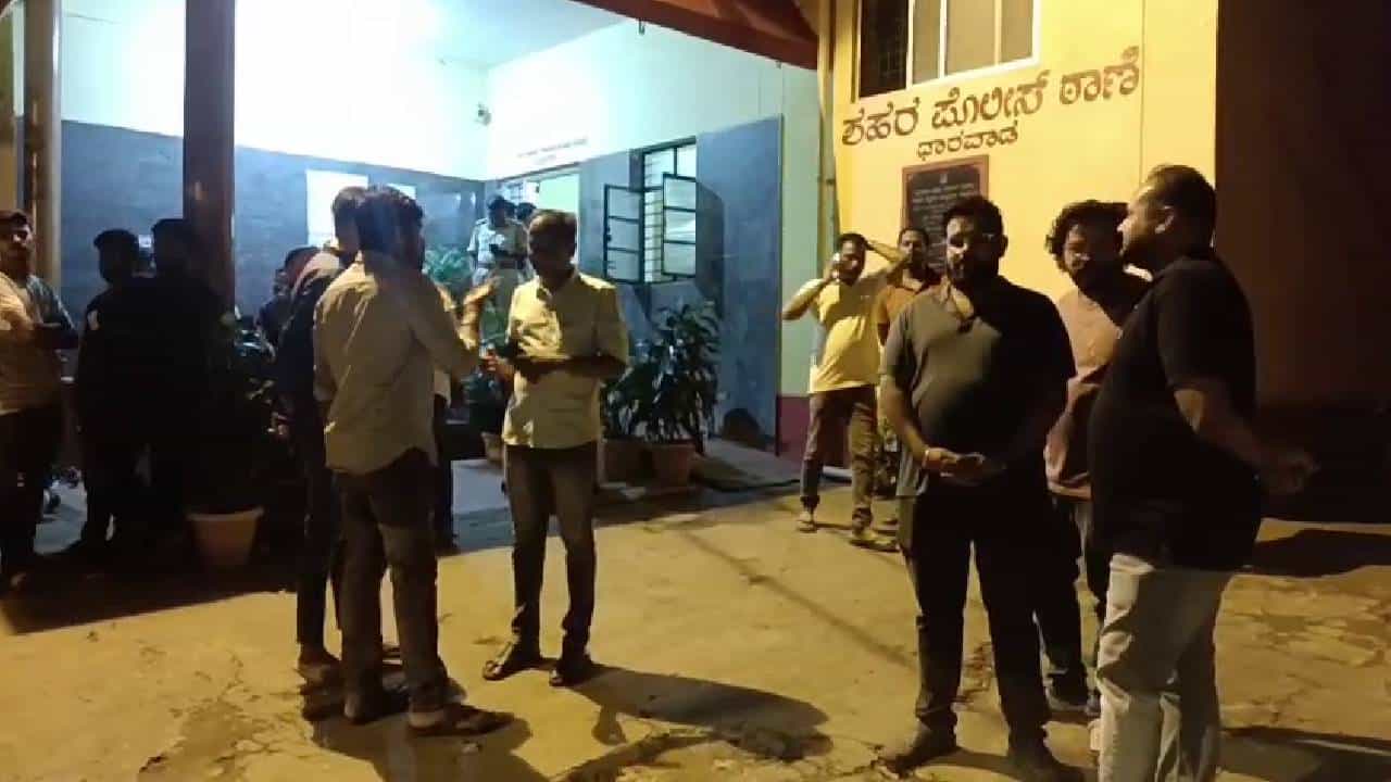 ಧಾರವಾಡ: ಮನೆ ಹೊಕ್ಕು RSS ಮುಖಂಡನ ಮೇಲೆ ಮುಸ್ಲಿಂ ಯುವಕರಿಂದ ಹಲ್ಲೆ ಧಾರವಾಡ: ಮನೆ ಹೊಕ್ಕು RSS ಮುಖಂಡನ ಮೇಲೆ ಮುಸ್ಲಿಂ ಯುವಕರಿಂದ ಹಲ್ಲೆ