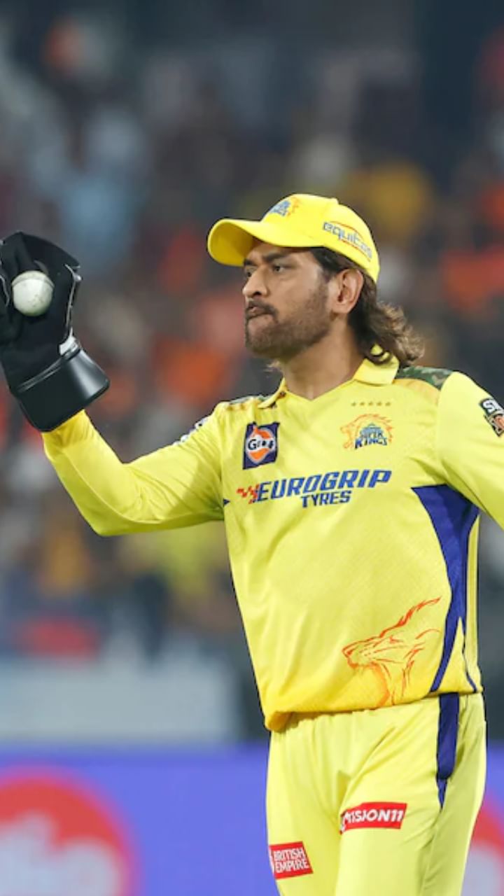 ಐಪಿಎಲ್‌ನಲ್ಲಿ ಧೋನಿ ಇಲ್ಲಿಯವರೆಗೆ ವಿಕೆಟ್ ಕೀಪರ್ ಆಗಿ 201 ವಿಕೆಟ್‌ಗಳನ್ನು ಉರುಳಿಸಿದ್ದು ಈ ಸಾಧನೆ ಮಾಡಿದ ಮೊದಲ ಆಟಗಾರ ಎನಿಸಿಕೊಂಡಿದ್ದಾರೆ.