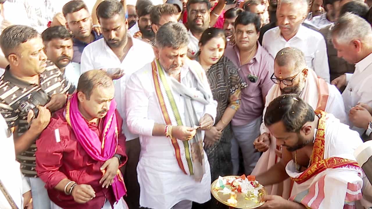 ಬೆಂಗಳೂರಿನ ರಸ್ತೆಗಳಿಗೆ ಕೊನೆಗೂ ಡಾಂಬರ್ ಭಾಗ್ಯ: ಡಾಂಬರೀಕರಣ ಕಾಮಗಾರಿಗೆ ಡಿಸಿಎಂ ಡಿಕೆ ಶಿವಕುಮಾರ್ ಗುದ್ದಲಿ ಪೂಜೆ ಬೆಂಗಳೂರಿನ ರಸ್ತೆಗಳಿಗೆ ಕೊನೆಗೂ ಡಾಂಬರ್ ಭಾಗ್ಯ: ಡಾಂಬರೀಕರಣ ಕಾಮಗಾರಿಗೆ ಡಿಸಿಎಂ ಡಿಕೆ ಶಿವಕುಮಾರ್ ಗುದ್ದಲಿ ಪೂಜೆ