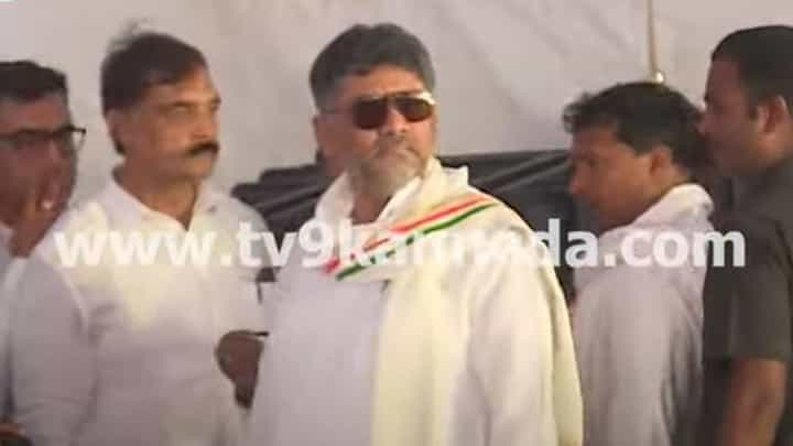 ಗ್ಯಾಸ್ ಸಿಲಿಂಡರ್ ಬೆಲೆಯೇರಿಕೆ ವಿರುದ್ಧ ಕಾಂಗ್ರೆಸ್ ಪ್ರತಿಭಟನೆ, ಫ್ರೀಡಂ ಪಾರ್ಕ್ ಬಂದ ಶಿವಕುಮಾರ್​​ಗೆ ಭರ್ಜರಿ ಸ್ವಾಗತ