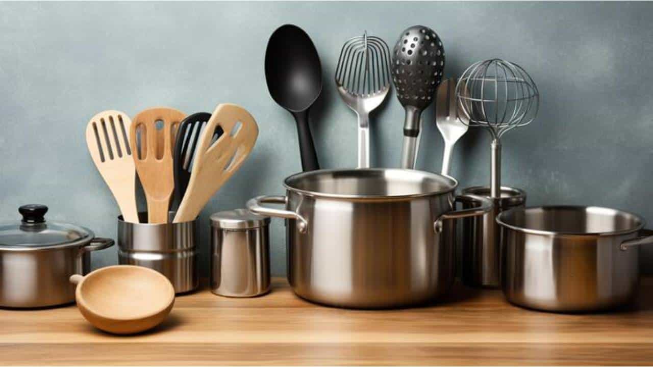 Vastu for kitchen: ಮನೆಯಲ್ಲಿ ಪಾತ್ರೆಗಳನ್ನು ಮಗುಚಿ ಇಡಬಾರದು ಏಕೆ ಗೊತ್ತಾ?