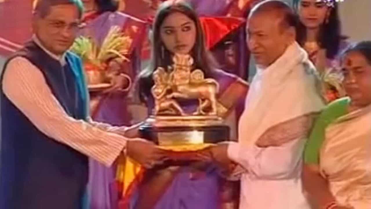 ಇಬ್ಬರು ದಿಗ್ಗಜರ ನಡುವೆ ನಿಂತಿರುವ ಯುವತಿ ಯಾರೆಂದು ಗೊತ್ತಾಯ್ತ?