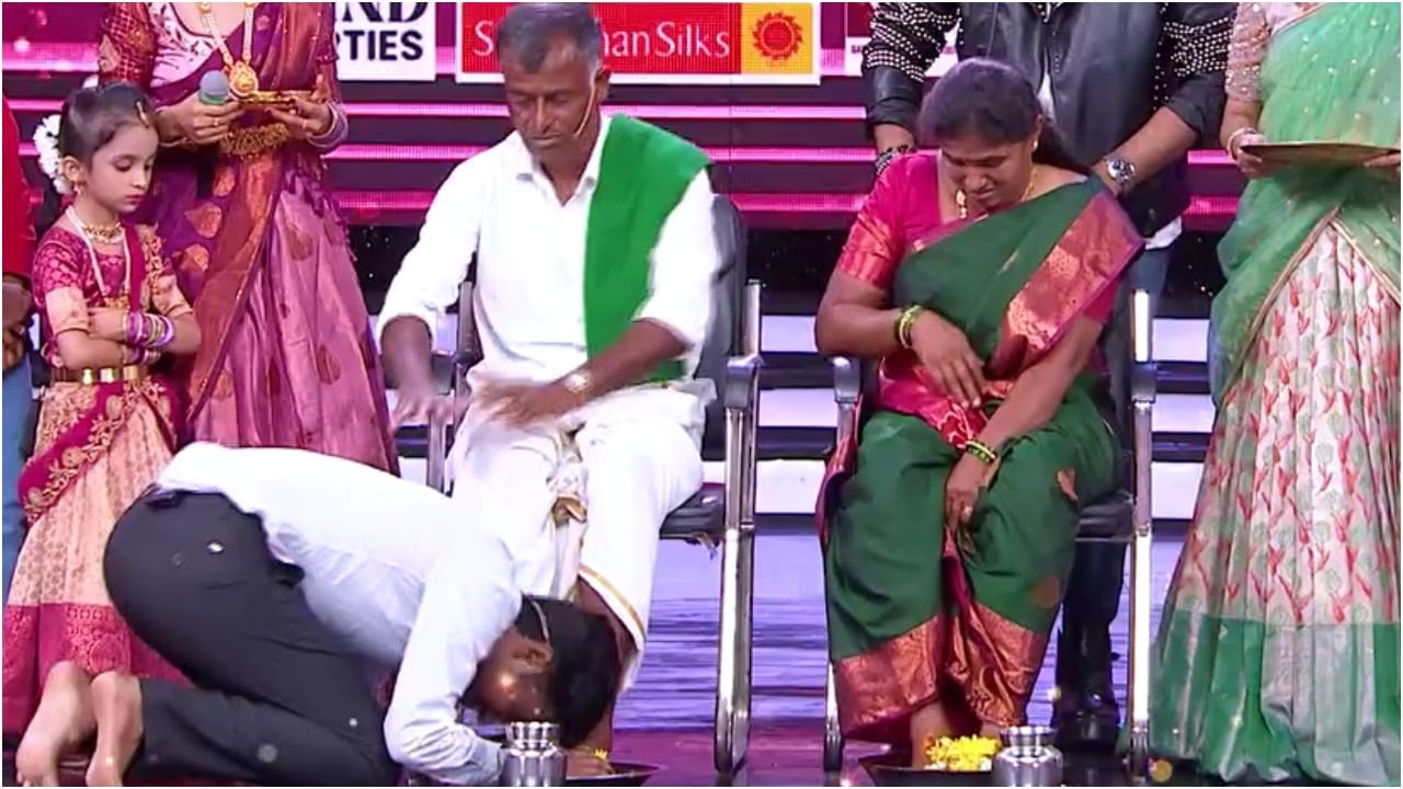 ‘ಅಪ್ಪನೇ ನನ್ನ ದೊಡ್ಡ ಪ್ರಪಂಚ’; ತಂದೆಯ ಕಾಲಿಗೆ ಬಿದ್ದು ಹೇಳಿದ ಪ್ರತಾಪ್