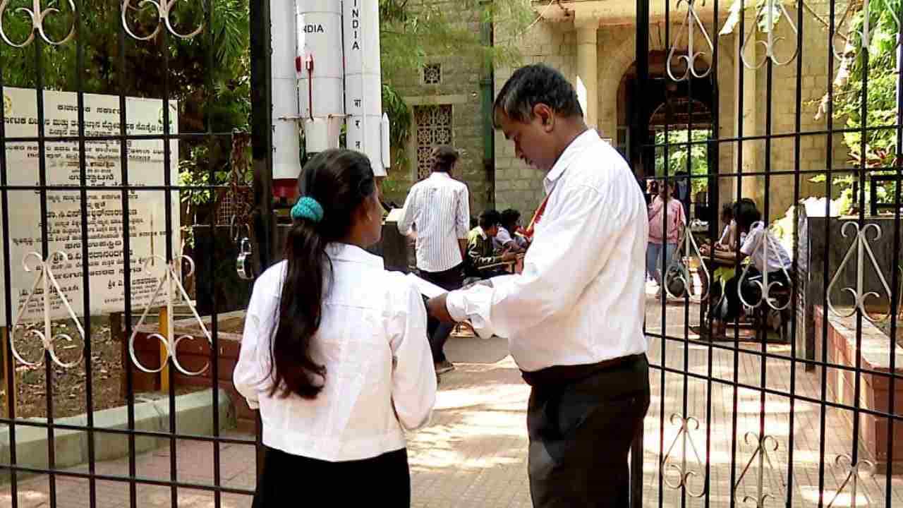 ಕೆಇಎ ಎಷ್ಟೇ ರೂಲ್ಸ್ ಮಾಡಿದ್ರೂ ನೋ ಯೂಸ್! ಸಿಇಟಿ ವಿದ್ಯಾರ್ಥಿಗಳದ್ದು ಅದೇ ರಾಗ, ಅದೇ ಹಾಡು ಕೆಇಎ ಎಷ್ಟೇ ರೂಲ್ಸ್ ಮಾಡಿದ್ರೂ ನೋ ಯೂಸ್! ಸಿಇಟಿ ವಿದ್ಯಾರ್ಥಿಗಳದ್ದು ಅದೇ ರಾಗ, ಅದೇ ಹಾಡು