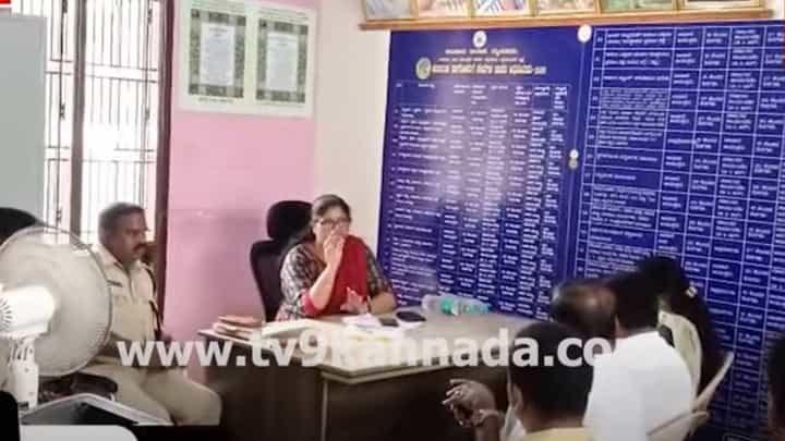 ಮದ್ಯವನ್ನು ಕಿರಾಣಾ ಅಂಗಡಿಗಳಿಗೆ ಮಾರದಂತೆ ನಂಜನಗೂಡು ವೈನ್ ಶಾಪ್ ಮಾಲೀಕರಿಗೆ ಕಟು ಎಚ್ಚರಿಕೆ ಮದ್ಯವನ್ನು ಕಿರಾಣಾ ಅಂಗಡಿಗಳಿಗೆ ಮಾರದಂತೆ ನಂಜನಗೂಡು ವೈನ್ ಶಾಪ್ ಮಾಲೀಕರಿಗೆ ಕಟು ಎಚ್ಚರಿಕೆ