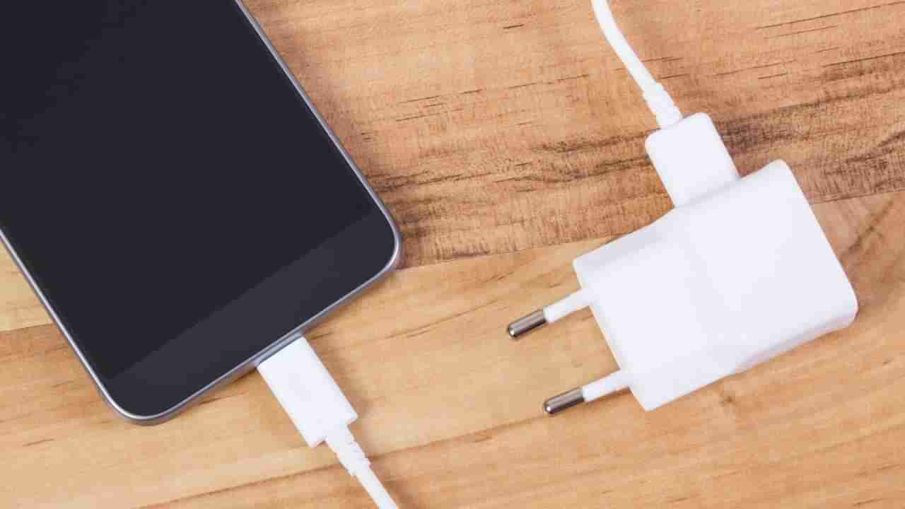 Tech Tips: ಚಾರ್ಜ್ ಮಾಡೋವಾಗ ಫೋನ್ ಬಿಸಿಯಾಗುತ್ತಿದ್ದರೆ ಅದು ನಕಲಿ ಚಾರ್ಜರ್ ಆಗಿರಬಹುದು: ಹೀಗೆ ಗುರುತಿಸಿ