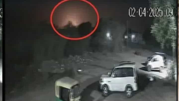 ಗುಜರಾತ್ನ ಜಾಮ್ನಗರದ ಬಳಿ ವಾಯುಪಡೆಯ ಯುದ್ಧ ವಿಮಾನ ಪತನವಾದ ಕ್ಷಣ ಸಿಸಿಟಿವಿಯಲ್ಲಿ ಸೆರೆ ಗುಜರಾತ್ನ ಜಾಮ್ನಗರದ ಬಳಿ ವಾಯುಪಡೆಯ ಯುದ್ಧ ವಿಮಾನ ಪತನವಾದ ಕ್ಷಣ ಸಿಸಿಟಿವಿಯಲ್ಲಿ ಸೆರೆ
