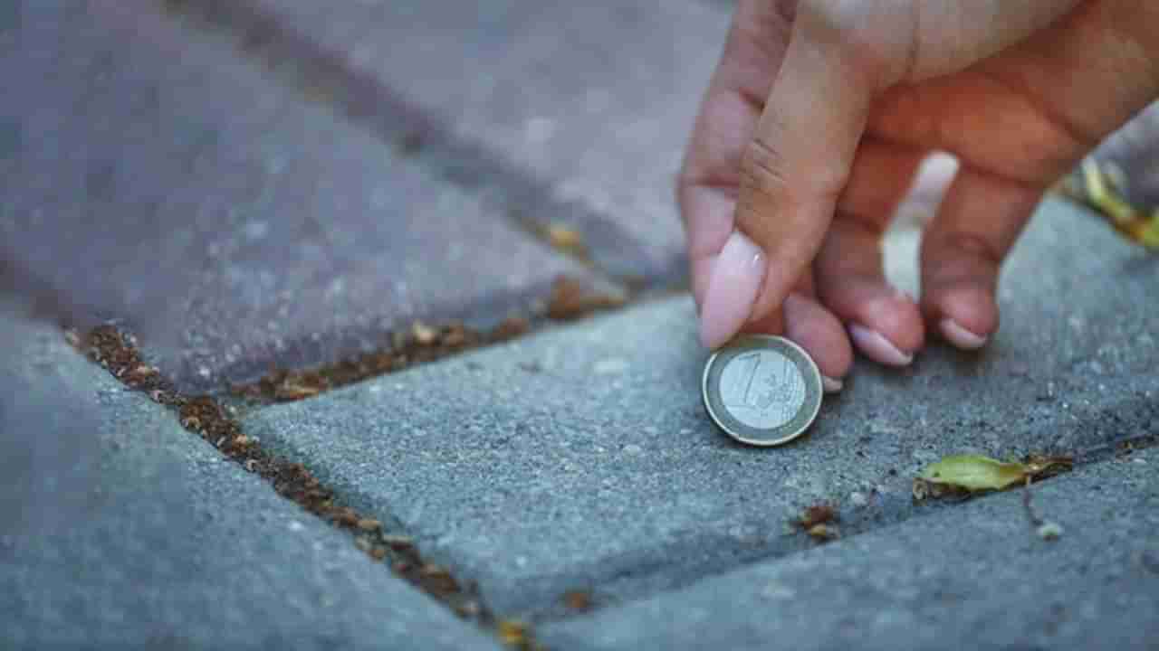 ರಸ್ತೆಯಲ್ಲಿ ಹಣ ಸಿಕ್ಕರೆ ಅದರ ಅರ್ಥವೇನು ಗೊತ್ತಾ? ಪ್ರಾಚೀನ ಗ್ರಂಥಗಳು ಏನು ಹೇಳುತ್ತವೆ?