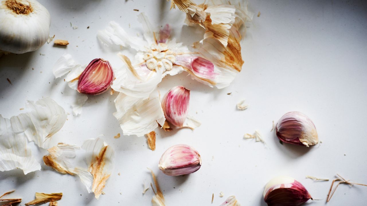 ಬೆಳ್ಳುಳ್ಳಿ ಸಿಪ್ಪೆ ಎಸೆಯಬೇಡಿ, ಇದನ್ನು ಈ ರೀತಿ ಬಳಸಿದರೆ ನಿಮ್ಮ ಆರೋಗ್ಯ ಕಾಪಾಡುತ್ತೆ