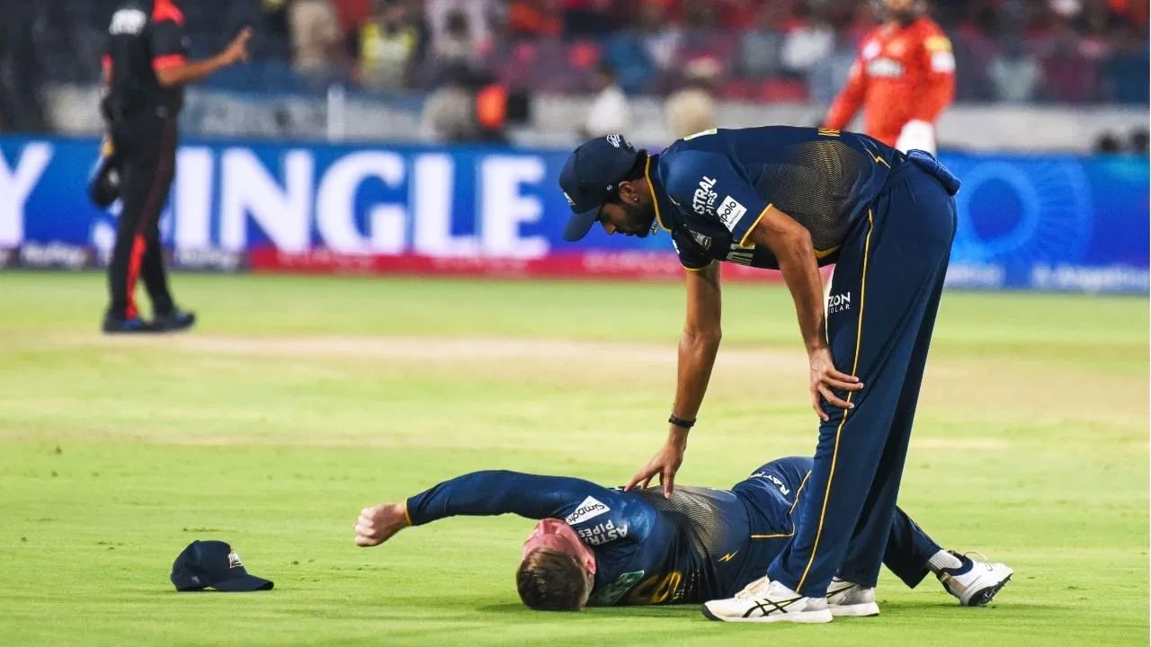 IPL 2025: ಇಂಡಿಯನ್ ಪ್ರೀಮಿಯರ್ ಲೀಗ್ ಸೀಸನ್-18 ರಿಂದ ಗುಜರಾತ್ ಟೈಟಾನ್ಸ್ ತಂಡದ ಸ್ಟಾರ್ ಆಟಗಾರ ಗ್ಲೆನ್ ಫಿಲಿಪ್ಸ್ (Glenn Phillips) ಹೊರಬಿದ್ದಿದ್ದಾರೆ. ಸನ್ರೈಸರ್ಸ್ ಹೈದರಾಬಾದ್ ವಿರುದ್ಧದ ಪಂದ್ಯದ ವೇಳೆ ಫಿಲಿಪ್ಸ್ ಗಾಯಗೊಂಡಿದ್ದರು. ಈ ಗಾಯದ ಕಾರಣ ಇದೀಗ ಅವರು ಸಂಪೂರ್ಣ ಟೂರ್ನಿಯಿಂದ ಹೊರಗುಳಿಯಲು ನಿರ್ಧರಿಸಿದ್ದಾರೆ.