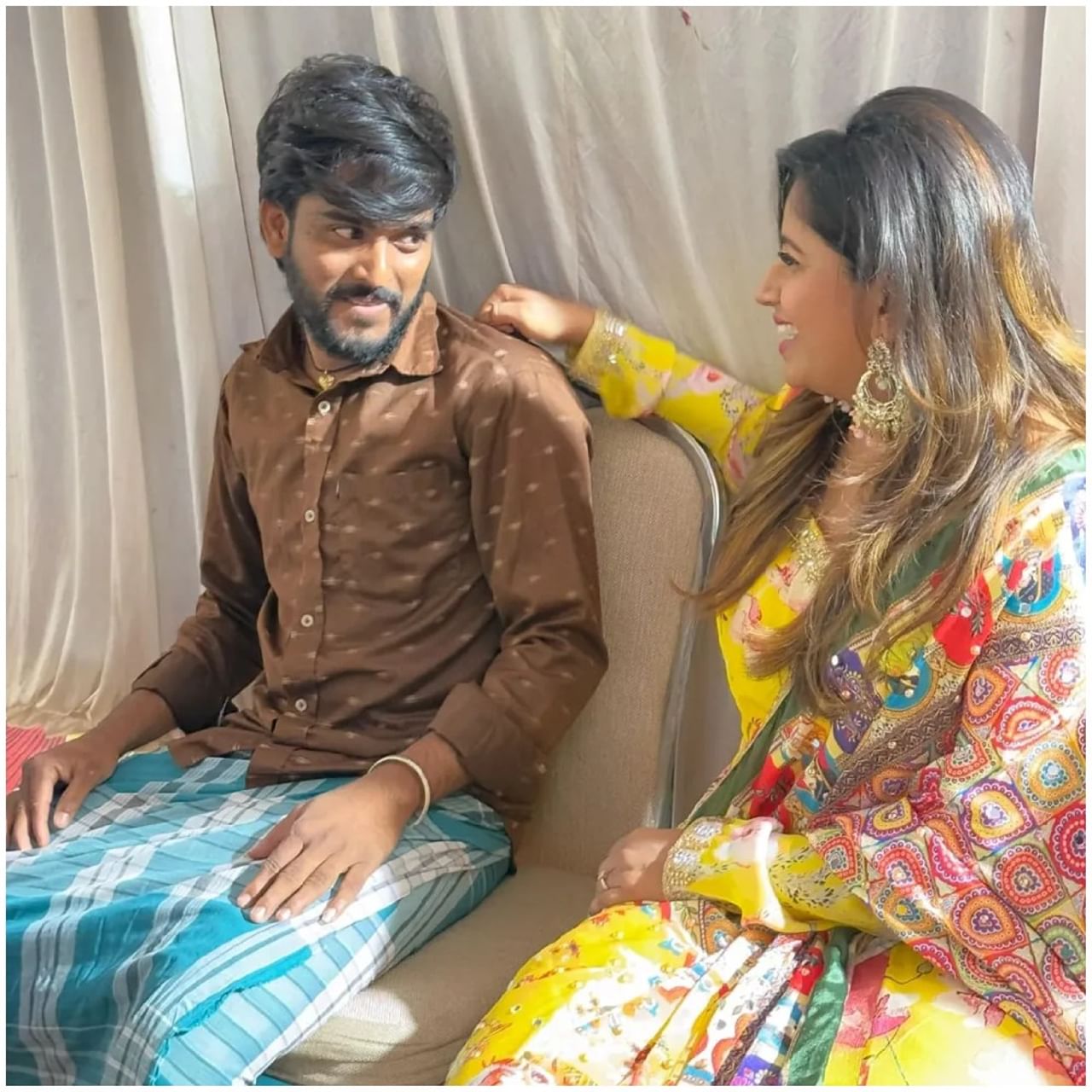 ಆ್ಯಂಕರ್ ಅನುಶ್ರೀ ಹಾಗೂ ಹನುಮಂತ ಮಧ್ಯೆ ಒಳ್ಳೆಯ ಬಾಂಡಿಂಗ್ ಇದೆ. ಇದಕ್ಕೆ ಸಾಕ್ಷಿ ಒದಗಿಸುವ ರೀತಿಯಲ್ಲಿ ಇದೆ ಹನುಮಂತ ಹಂಚಿಕೊಂಡ ಫೋಟೋಗಳು. ಇಬ್ಬರ ಬಾಂಡಿಂಗ್ ನೋಡಿ ಫ್ಯಾನ್ಸ್ ಖುಷಿಪಟ್ಟಿದ್ದಾರೆ. ಇವರ ಫೋಟೋಗೆ ಭರ್ಜರಿ ಲೈಕ್ಸ್ ಸಿಕ್ಕಿದೆ.