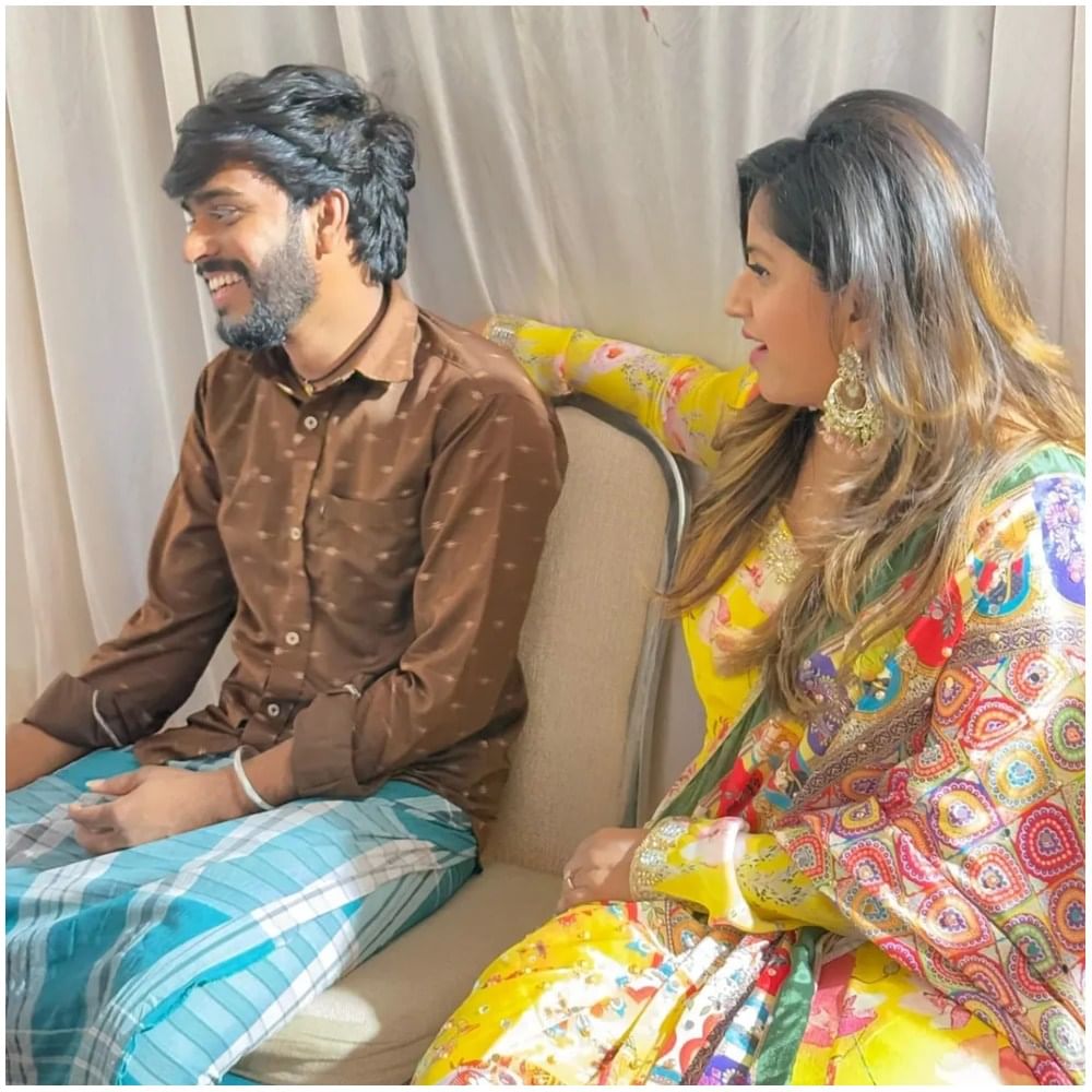 ಹನುಮಂತ ಅವರು ಹೆಚ್ಚು ಜನಪ್ರಿಯತೆ ಪಡೆದಿದ್ದು ‘ಸರಿಗಮಪ’ ವೇದಿಕೆ ಮೇಲೆ. ಈ ರಿಯಾಲಿಟಿ ಶೋ ಮೂಲಕ ಅವರಿಗೆ ಸಾಕಷ್ಟು ಜನಪ್ರಿಯತೆ ಸಿಕ್ಕಿತು. ಈ ರಿಯಾಲಿಟಿ ಶೋನ ಆ್ಯಂಕರಿಂಗ್ ಮಾಡಿದ್ದು ಅನುಶ್ರೀ ಅವರು. ಹೀಗಾಗಿ, ಇವರ ಮಧ್ಯೆ ಒಳ್ಳೆಯ ಬಾಂಡಿಗ್ ಬೆಳೆದಿದೆ.