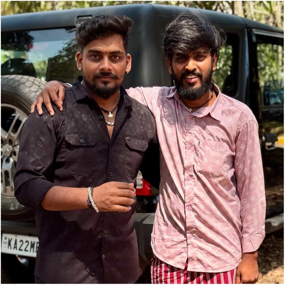 ಹನುಮಂತ ಲಮಾಣಿ ಹಾಗೂ ಬಾಳು ಬೆಳಗುಂದಿ ಅವರು ಒಂದೆಡೆ ಸೇರಿದ್ದಾರೆ. ಈ ಫೋಟೋಗಳನ್ನು ಬಾಳು ಅವರು ಸೋಶಿಯಲ್ ಮೀಡಿಯಾದಲ್ಲಿ ಹಂಚಿಕೊಂಡಿದ್ದಾರೆ. ಇದಕ್ಕೆ ಫ್ಯಾನ್ಸ್ ನಾನಾ ರೀತಿಯಲ್ಲಿ ಕಮೆಂಟ್ ಮಾಡುತ್ತಿದ್ದಾರೆ. ಇವರನ್ನು ಒಟ್ಟಾಗಿ ನೋಡಿ ಫ್ಯಾನ್ಸ್ ಖುಷಿಪಟ್ಟಿದ್ದಾರೆ.