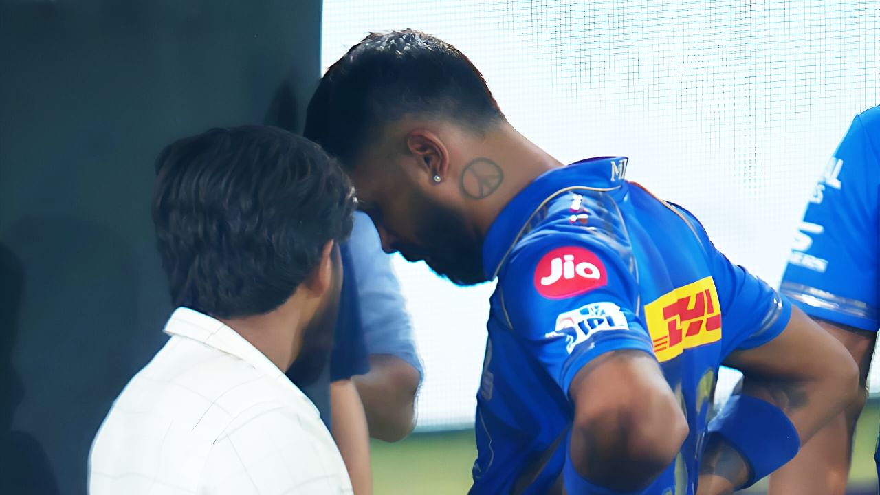 ಅಂದರೆ ಸಂದರ್ಶನದ ವೇಳೆ ತನ್ನ ಭಾವನೆಗಳನ್ನು ಅದುಮಿಟ್ಟುಕೊಂಡು ಪಾಂಡ್ಯ ಪ್ರಶ್ನೆಗಳಿಗೆ ಉತ್ತರಿಸಿದ್ದರು. ಅಲ್ಲದೆ ಸಂದರ್ಶನ ಮುಗಿಯುತ್ತಿದ್ದಂತೆ ದೂರ ಸರಿದು ನಿಂತ ಹಾರ್ದಿಕ್ ಪಾಂಡ್ಯ ತನ್ನ ಮುಖ ಕೆಳಗೆ ಮಾಡಿ ತಮ್ಮ ಕಣ್ಣೀರನ್ನು ನಿಯಂತ್ರಿಸಲು ಪ್ರಯತ್ನಿಸುತ್ತಿರುವುದು ಕಂಡು ಬಂತು. ಈ ವೇಳೆ ತೆಗೆದ ಫೋಟೋ ಇದೀಗ ಸೋಷಿಯಲ್ ಮೀಡಿಯಾದಲ್ಲಿ ವೈರಲ್ ಆಗಿದೆ.