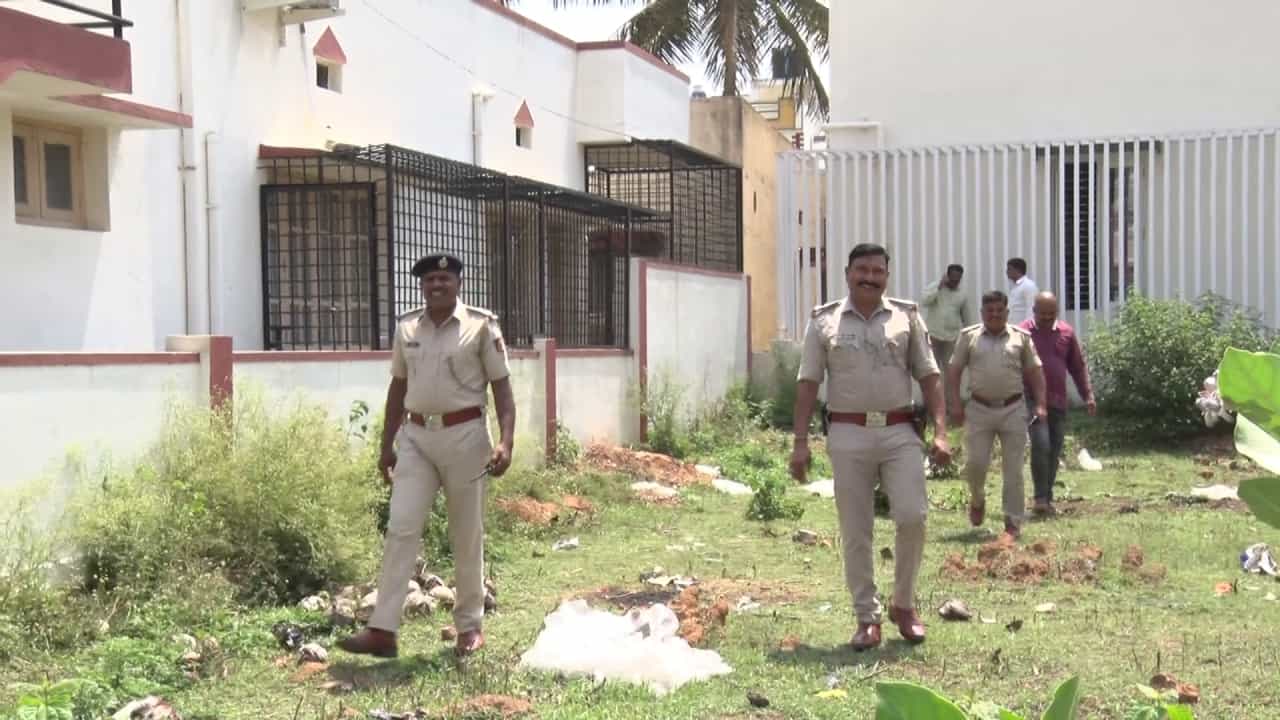 ಮಾರಕಾಸ್ತ್ರ, ಪಿಸ್ತೂಲ್ ಹಿಡಿದು ಮನೆಗೆ ನುಗ್ಗುತ್ತಾರೆ ಮುಸುಕುಧಾರಿ ಗ್ಯಾಂಗ್: ಆತಂಕದಲ್ಲಿ ಹಾಸನ ಜನತೆ ಮಾರಕಾಸ್ತ್ರ, ಪಿಸ್ತೂಲ್ ಹಿಡಿದು ಮನೆಗೆ ನುಗ್ಗುತ್ತಾರೆ ಮುಸುಕುಧಾರಿ ಗ್ಯಾಂಗ್: ಆತಂಕದಲ್ಲಿ ಹಾಸನ ಜನತೆ