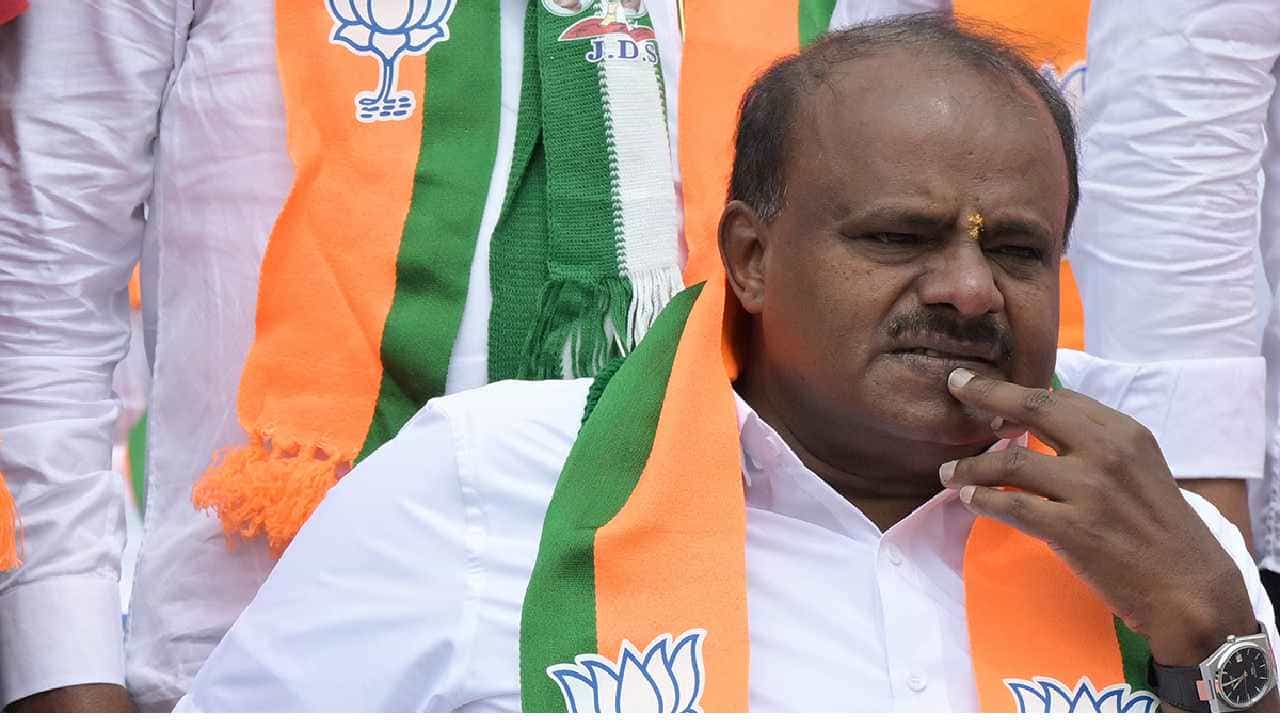 ಸರ್ಕಾರಿ ಜಮೀನು ಒತ್ತುವರಿ ಆರೋಪ: ಕುಮಾರಸ್ವಾಮಿಗೆ ಬಿಗ್ ಶಾಕ್ ಕೊಟ್ಟ ಸರ್ಕಾರ! ಸರ್ಕಾರಿ ಜಮೀನು ಒತ್ತುವರಿ ಆರೋಪ: ಕುಮಾರಸ್ವಾಮಿಗೆ ಬಿಗ್ ಶಾಕ್ ಕೊಟ್ಟ ಸರ್ಕಾರ!