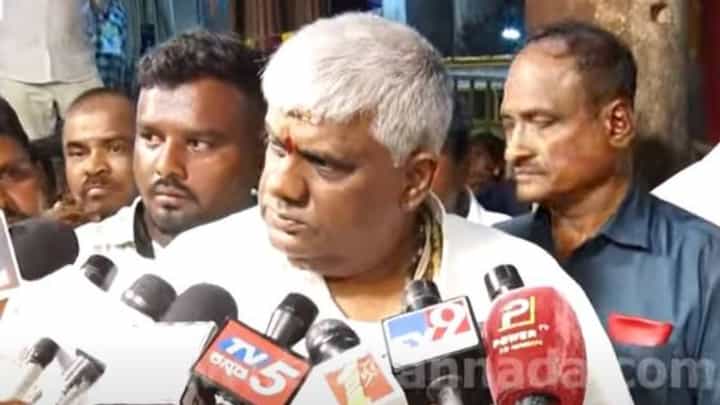 ಸಂಕಷ್ಟಗಳನ್ನು ಎದುರಿಸುವ ಶಕ್ತಿಯನ್ನು ದೇವರು ನನ್ನ ಕುಟುಂಬಕ್ಕೆ ಕೊಟ್ಟಿದ್ದಾನೆ: ಹೆಚ್ ಡಿ ರೇವಣ್ಣ, ಶಾಸಕ ಸಂಕಷ್ಟಗಳನ್ನು ಎದುರಿಸುವ ಶಕ್ತಿಯನ್ನು ದೇವರು ನನ್ನ ಕುಟುಂಬಕ್ಕೆ ಕೊಟ್ಟಿದ್ದಾನೆ: ಹೆಚ್ ಡಿ ರೇವಣ್ಣ, ಶಾಸಕ