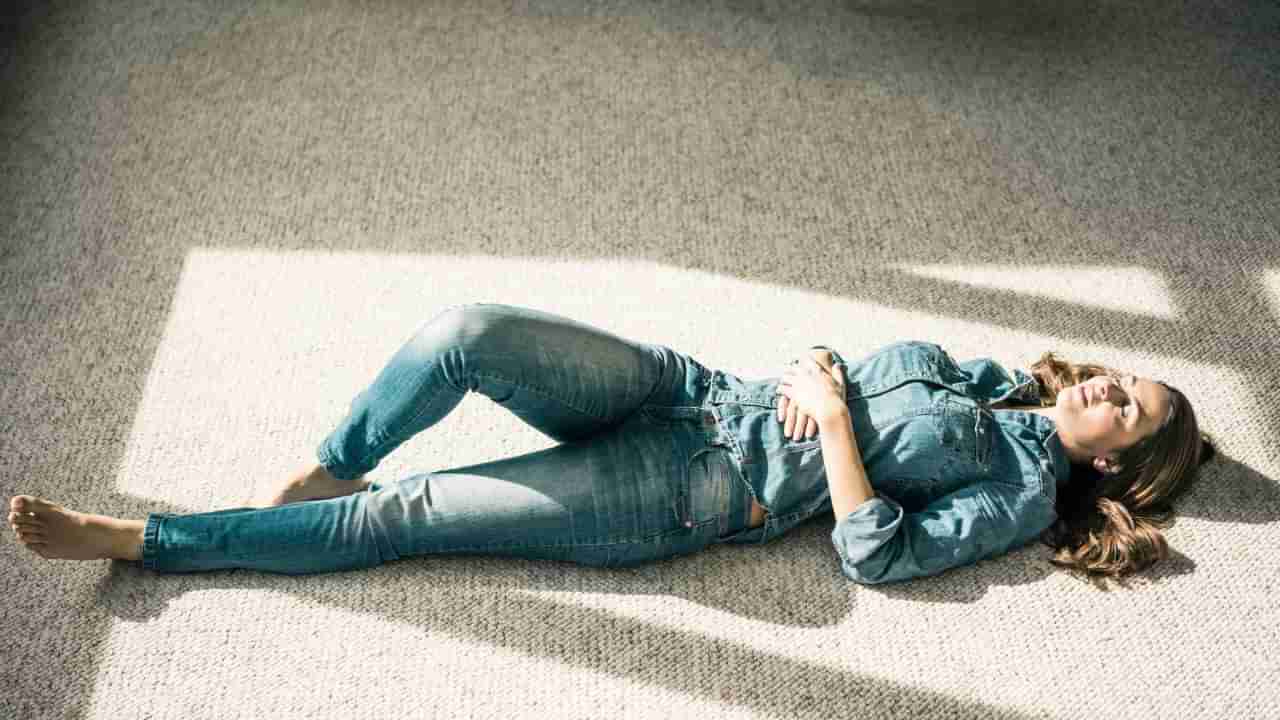 ನೆಲದ ಮೇಲೆ ಮಲಗುವ ಅಭ್ಯಾಸ ನಿಮಗೂ ಇದ್ಯಾ! ಇದು ಆರೋಗ್ಯಕ್ಕೆ ಒಳ್ಳೆಯದೋ, ಅಲ್ಲವೋ ತಿಳಿದುಕೊಳ್ಳಿ