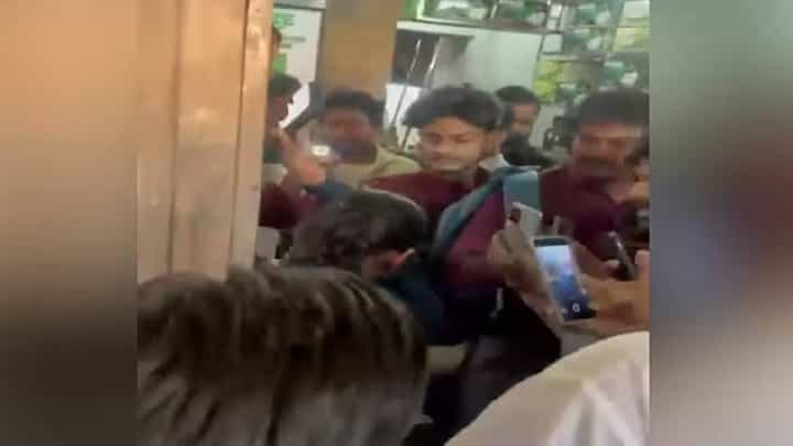 Video: ಪಬ್ಲಿಕ್ನಲ್ಲಿ ಮುಸ್ಲಿಂ ಮಹಿಳೆಯ ಹಿಜಾಬ್ ಕಳಚಿದ ಪುರುಷರು Video: ಪಬ್ಲಿಕ್ನಲ್ಲಿ ಮುಸ್ಲಿಂ ಮಹಿಳೆಯ ಹಿಜಾಬ್ ಕಳಚಿದ ಪುರುಷರು