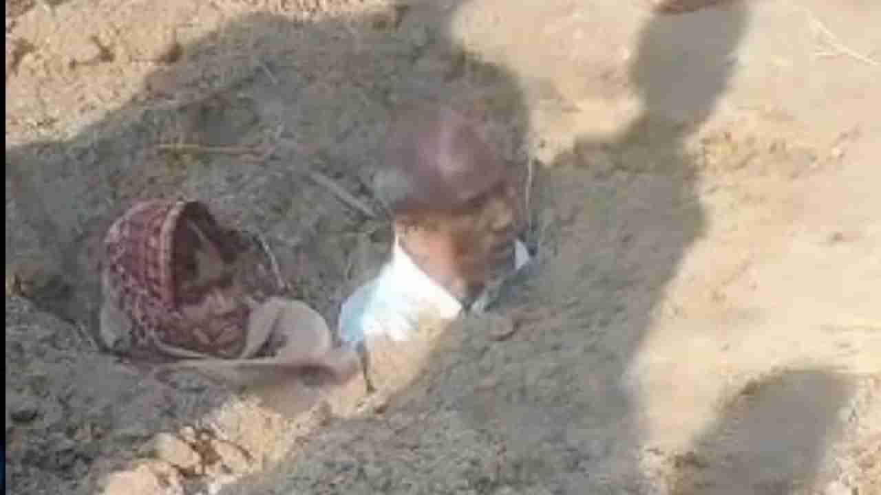 ಗುಂಡಿಯಲ್ಲಿ ಕುತ್ತಿಗೆಯವರೆಗೆ ಮಣ್ಣು ಹಾಕಿಕೊಂಡು ಜೀವಂತ ಸಮಾಧಿಗೆ ಯತ್ನಿಸಿದ ಗಂಡ-ಹೆಂಡತಿ!