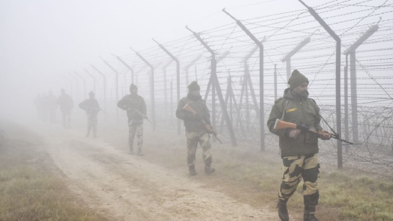 ನೌಕಾಪಡೆಯ ಹಡಗುಗಳು ಸನ್ನದ್ಧ, ಗಡಿಯಲ್ಲಿ ಸೇನೆ ಸಜ್ಜು; ಭಾರತದ ದಾಳಿಗೆ ಹೆದರಿ ಯುದ್ಧಕ್ಕೆ ಸಿದ್ಧತೆ ನಡೆಸಿದೆ ಪಾಕಿಸ್ತಾನ ನೌಕಾಪಡೆಯ ಹಡಗುಗಳು ಸನ್ನದ್ಧ, ಗಡಿಯಲ್ಲಿ ಸೇನೆ ಸಜ್ಜು; ಭಾರತದ ದಾಳಿಗೆ ಹೆದರಿ ಯುದ್ಧಕ್ಕೆ ಸಿದ್ಧತೆ ನಡೆಸಿದೆ ಪಾಕಿಸ್ತಾನ