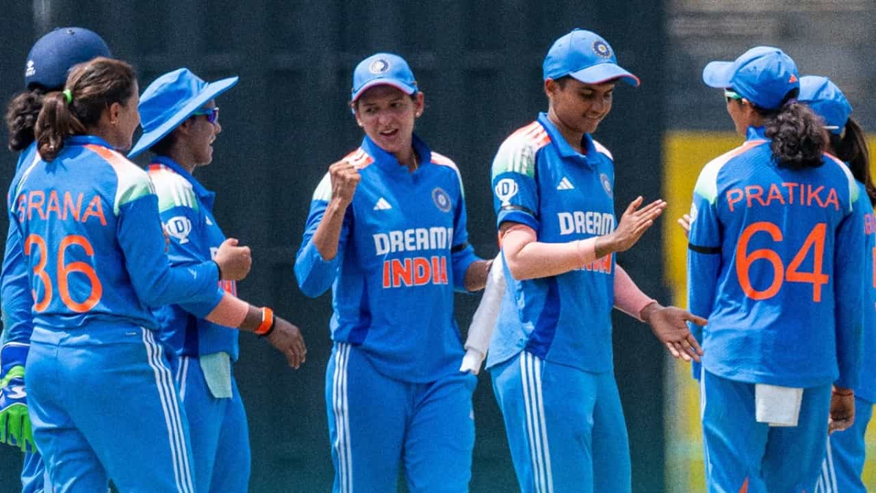 SL vs IND: ಶ್ರೀಲಂಕಾ ವಿರುದ್ಧ 9 ವಿಕೆಟ್ಗಳಿಂದ ಗೆದ್ದ ಟೀಂ ಇಂಡಿಯಾ SL vs IND: ಶ್ರೀಲಂಕಾ ವಿರುದ್ಧ 9 ವಿಕೆಟ್ಗಳಿಂದ ಗೆದ್ದ ಟೀಂ ಇಂಡಿಯಾ