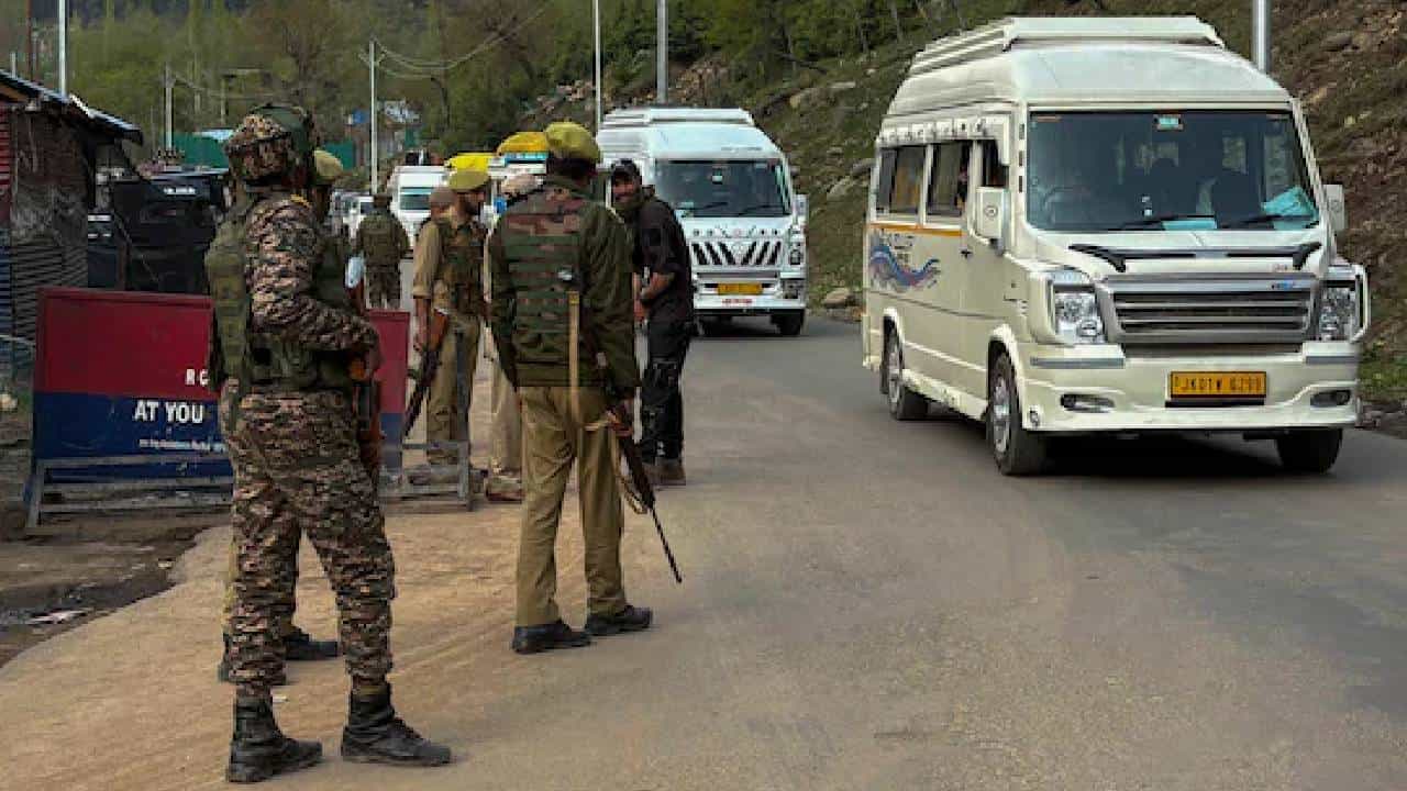 Pahalgam Terrorist Attack: ಪ್ಯಾಂಟ್ ಬಿಚ್ಚಿಸಿ, ಐಡಿ ಪರಿಶೀಲಿಸಿ ಹಿಂದೂಗಳನ್ನು ಮಾತ್ರ ಗುರಿಯಾಗಿಸಿ ಉಗ್ರರ ದಾಳಿ Pahalgam Terrorist Attack: ಪ್ಯಾಂಟ್ ಬಿಚ್ಚಿಸಿ, ಐಡಿ ಪರಿಶೀಲಿಸಿ ಹಿಂದೂಗಳನ್ನು ಮಾತ್ರ ಗುರಿಯಾಗಿಸಿ ಉಗ್ರರ ದಾಳಿ