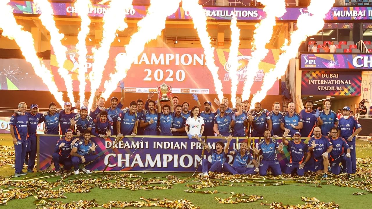 ಇದಾದ ಬಳಿಕ ಕರುಣ್ ನಾಯರ್ 2020 ರಲ್ಲಿ ಡಕ್ ಔಟ್ ಆಗಿದ್ದರು. ಕಾಕತಾಳೀಯ ಎಂಬಂತೆ ಆ ವರ್ಷ ಕೂಡ ಮುಂಬೈ ಇಂಡಿಯನ್ಸ್ ತಂಡವೇ ಟ್ರೋಫಿಯನ್ನು ಎತ್ತಿ ಹಿಡಿದಿತ್ತು. ಇದೀಗ ಈ ಬಾರಿಯ ಟೂರ್ನಿಯಲ್ಲೂ ಕರುಣ್ ನಾಯರ್ ಶೂನ್ಯಕ್ಕೆ ವಿಕೆಟ್ ಒಪ್ಪಿಸಿದ್ದಾರೆ. ಹೀಗಾಗಿ ಈ ಬಾರಿ ಕೂಡ ಮುಂಬೈ ಇಂಡಿಯನ್ಸ್ ತಂಡವೇ ಚಾಂಪಿಯನ್ ಪಟ್ಟ ಅಲಂಕರಿಸಲಿದೆ ಎಂಬ ವಿಶ್ವಾಸದಲ್ಲಿದ್ದಾರೆ ಮುಂಬೈ ಇಂಡಿಯನ್ಸ್ ಅಭಿಮಾನಿಗಳು.