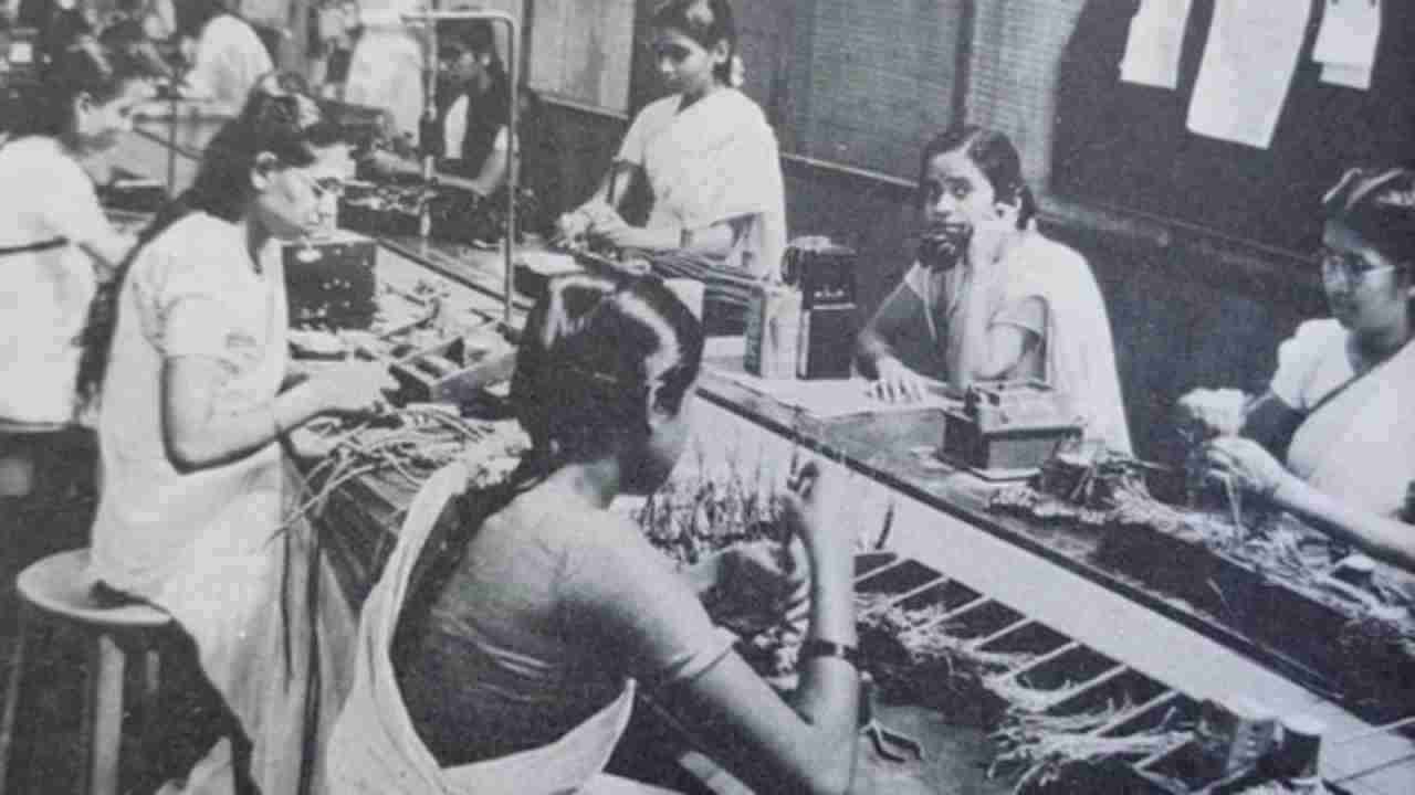 ಬೆಂಗಳೂರು: ದೂರವಾಣಿ ಬಿಡಿಭಾಗ ಜೋಡಣೆಯಲ್ಲಿ ಮಗ್ನರಾದ ಮಹಿಳಾಮಣಿಗಳು, 1950ರ ಅಪರೂಪದ ಚಿತ್ರ ವೈರಲ್