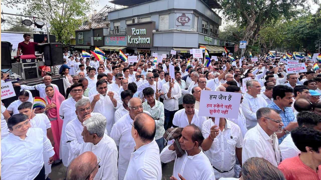 ಮುಂಬೈನ ವಿಲೇ ಪಾರ್ಲೆಯಲ್ಲಿ ದಿಗಂಬರ ದೇವಾಲಯ ಧ್ವಂಸ; ಸಾವಿರಾರು ಜೈನರಿಂದ ಪ್ರತಿಭಟನೆ ಮುಂಬೈನ ವಿಲೇ ಪಾರ್ಲೆಯಲ್ಲಿ ದಿಗಂಬರ ದೇವಾಲಯ ಧ್ವಂಸ; ಸಾವಿರಾರು ಜೈನರಿಂದ ಪ್ರತಿಭಟನೆ