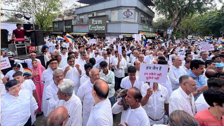 ಮುಂಬೈನ ವಿಲೇ ಪಾರ್ಲೆಯಲ್ಲಿ ದಿಗಂಬರ ದೇವಾಲಯ ಧ್ವಂಸ; ಸಾವಿರಾರು ಜೈನರಿಂದ ಪ್ರತಿಭಟನೆ ಮುಂಬೈನ ವಿಲೇ ಪಾರ್ಲೆಯಲ್ಲಿ ದಿಗಂಬರ ದೇವಾಲಯ ಧ್ವಂಸ; ಸಾವಿರಾರು ಜೈನರಿಂದ ಪ್ರತಿಭಟನೆ