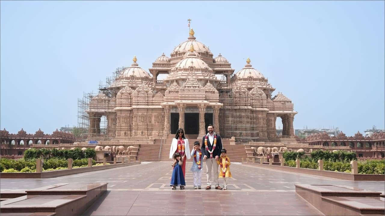 ಅಕ್ಷರಧಾಮಕ್ಕೆ ಭೇಟಿ ನೀಡಿದ ಅಮೆರಿಕ ಉಪಾಧ್ಯಕ್ಷರ ಕುಟುಂಬ; ಭಾರತೀಯ ಉಡುಗೆಯಲ್ಲಿ ಕಂಗೊಳಿಸಿದ ಮಕ್ಕಳು