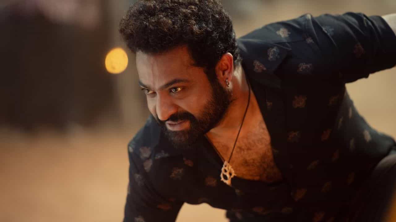 ಮುಂದಿನ ಮೂರು ಹೊಸ ಸಿನಿಮಾಗಳ ಬಗ್ಗೆ ಸುಳಿವು ಕೊಟ್ಟ ಜೂ ಎನ್ಟಿಆರ್ ಮುಂದಿನ ಮೂರು ಹೊಸ ಸಿನಿಮಾಗಳ ಬಗ್ಗೆ ಸುಳಿವು ಕೊಟ್ಟ ಜೂ ಎನ್ಟಿಆರ್
