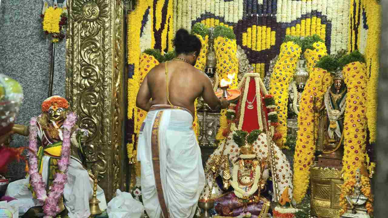 ಐತಿಹಾಸಿಕ ಬೆಂಗಳೂರು ಕರಗ ಶಕ್ತ್ಯೋತ್ಸವ ತಡರಾತ್ರಿ ವಿಜ್ರಂಭಣೆಯಿಂದ ನಡೆಯಿತು. ಚೈತ್ರಮಾಸದ ಚೈತ್ರ ಪೌರ್ಣಿಮೆಯ ಚಂದ್ರನ ಬೆಳಕಿನಲ್ಲಿ ಕರಗ ಸಾಗಿ ಬರ್ತಿದ್ರೆ, ನೆರೆದಿದ್ದ ಸಹಸ್ರಾರು ಭಕ್ತರು ಮಲ್ಲಿಗೆ ಹೂವು ಅರ್ಪಿಸಿ ಗೋವಿಂದ.. ಗೋವಿಂದ ಅಂತಾ ಜೈಕಾರ ಹಾಕಿದರು. ಸದ್ಯ ನಗರ ಪ್ರದಕ್ಷಿಣೆ ಮಾಡಿ ಧರ್ಮರಾಯಸ್ವಾಮಿ ದೇಗುಲಕ್ಕೆ ಕರಗ ವಾಪಸ್ ಆಗಿದೆ.