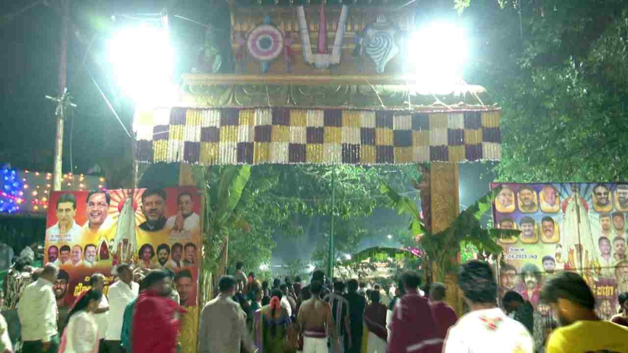 ಇಂದು ವಿಶ್ವವಿಖ್ಯಾತ ಬೆಂಗಳೂರು ಹಸಿ ಕರಗ ಶಕ್ತ್ಯೋತ್ಸವ ಆಚರಣೆ ಮಾಡಲಾಯಿತು. ಬಿಬಿಎಂಪಿ ಪ್ರಧಾನ ಕಚೇರಿ ಆವರಣದಲ್ಲಿರುವ ಆದಿಶಕ್ತಿ ದೇವಸ್ಥಾನದಲ್ಲಿ ಪೂಜೆ ಮುಗಿಸಿ ಹಸಿ ಕರಗ ಹೊರತರಲಾಯಿತು. 15ನೇ ಬಾರಿಗೆ ಅರ್ಚಕ ಎ.ಜ್ಞಾನೇಂದ್ರ ಸ್ವಾಮಿ ಹಸಿ ಕರಗ ಹೊತ್ತಿದ್ದಾರೆ.