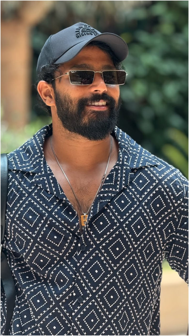 ಮಹೇಶ್ ಬಾಬು ರೀತಿಯೇ ಪಾಸ್​ಪೋರ್ಟ್ ಹಿಡಿದು ಪೋಸ್ ಕೊಟ್ಟಿದ್ದಾರೆ ಕಾರ್ತಿಕ್ ಮಹೇಶ್.
