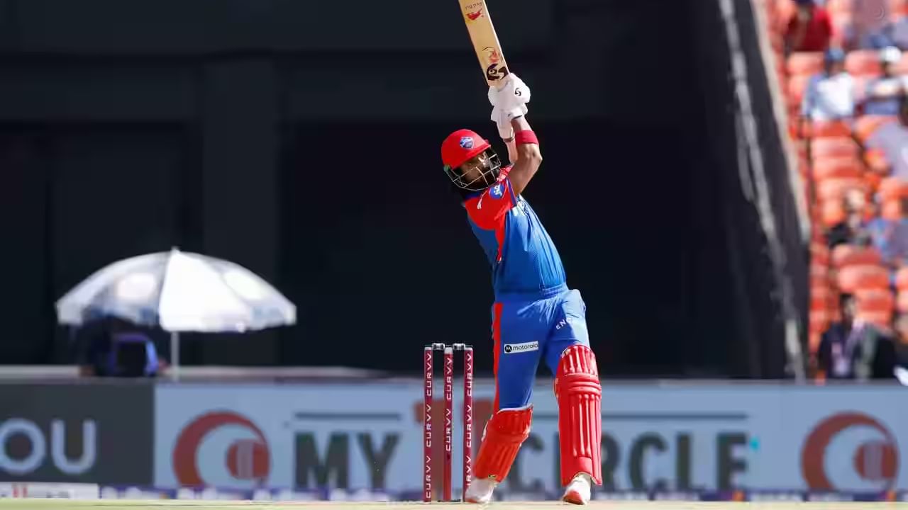 ಮೂರನೇ ಕ್ರಮಾಂಕದಲ್ಲಿ ಬ್ಯಾಟ್ ಬೀಸಿದ ಕೆಎಲ್ ರಾಹುಲ್ 14 ಎಸೆತಗಳಲ್ಲಿ 1 ಸಿಕ್ಸ್ ಹಾಗೂ 4 ಫೋರ್ಗಳೊಂದಿಗೆ 28 ರನ್ ಬಾರಿಸಿದ್ದರು. ಈ ಒಂದು ಸಿಕ್ಸ್ನೊಂದಿಗೆ ಕನ್ನಡಿಗ ಐಪಿಎಲ್ನಲ್ಲಿ 200 ಸಿಕ್ಸ್ಗಳನ್ನು ಪೂರೈಸಿದ್ದಾರೆ. ಅದು ಕೂಡ ಕೇವಲ 129 ಇನಿಂಗ್ಸ್ಗಳಲ್ಲಿ ಎಂಬುದು ವಿಶೇಷ.