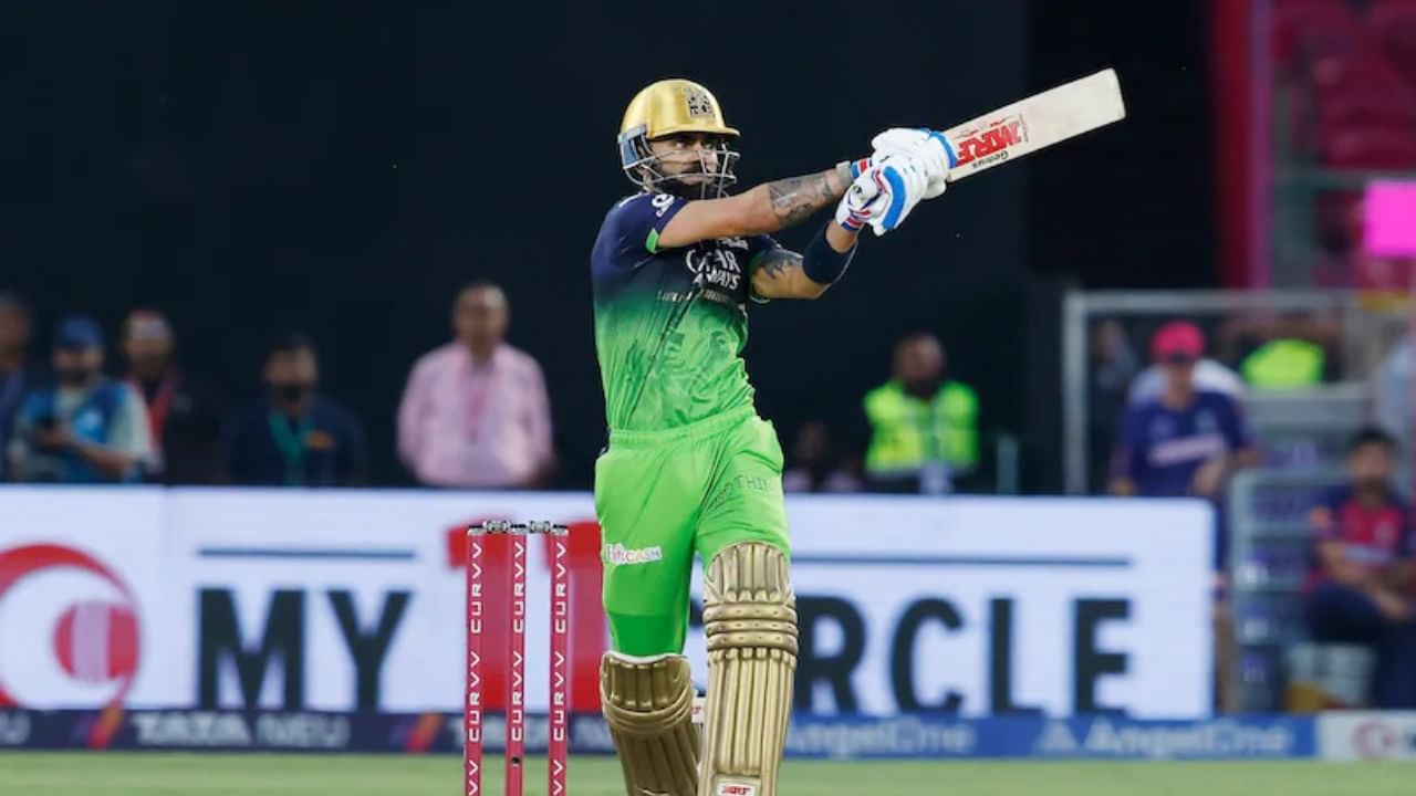 ಗೇಲ್ ನಂತರ, ರೋಹಿತ್ ಶರ್ಮಾ (286), ವಿರಾಟ್ ಕೊಹ್ಲಿ (282), ಎಂಎಸ್ ಧೋನಿ (260), ಎಬಿ ಡಿವಿಲಿಯರ್ಸ್ (251), ಡೇವಿಡ್ ವಾರ್ನರ್ (236), ಕೀರನ್ ಪೊಲಾರ್ಡ್ (223), ಸಂಜು ಸ್ಯಾಮ್ಸನ್ (216), ಆಂಡ್ರೆ ರಸೆಲ್ (212) ಮತ್ತು ಸುರೇಶ್ ರೈನಾ (213) ಅವರ ಹೆಸರುಗಳು ಪಟ್ಟಿಯಲ್ಲಿವೆ.