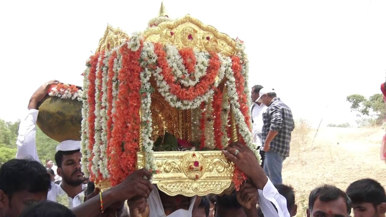 ಗ್ರಾಮದವರೆಲ್ಲಾ ಸೇರಿ ಒಂದೆಡೆ ದೀಪಾರಾಧನೆ ಮಾಡುವುದು, ಐದು ದಿನವೂ ಹೊರಗಿನಿಂದ ಬಂದವರು ಗ್ರಾಮದಲ್ಲಿ ನೆಲೆಸಿದ್ದು ವಿವಿಧ ಪೂಜಾ ಕೈಂಕರ್ಯಗಳಲ್ಲಿ ಭಾಗವಹಿಸುತ್ತಾರೆ. ಈ ಹಿಂದೆ 43 ವರ್ಷಗಳ ಹಿಂದೆ ನಡೆದಿದ್ದ ಉತ್ಸವದಲ್ಲಿ ಹಲವು ಕಟ್ಟು ಪಾಡುಗಳನ್ನು ಪಾಲಿಸಿಕೊಂಡು ಬರಲಾಗುತ್ತಿದೆ. ಅಲ್ಲದೆ ಕಳೆದ ವರ್ಷ ನಡೆಯಬೇಕಿದ್ದ ಈ ಬಂಡಿ ದ್ಯಾವರ ಉತ್ಸವವನ್ನ ಈ ಬಾರಿ ಹಮ್ಮಿಕೊಂಡಿದ್ದು ಕಳೆದೊಂದು ವರ್ಷದಿಂದಲೇ ತಯಾರಿ ಮಾಡಿಕೊಳ್ಳಲಾಗಿತ್ತು. ಬಂಡಿ ದ್ಯಾವರ ಜಾತ್ರೆಯನ್ನು ಎಲ್ಲ ಜಾತಿ ಜನಾಂಗದವರು ಸೇರಿ ಮಾಡುತ್ತಾರೆ.