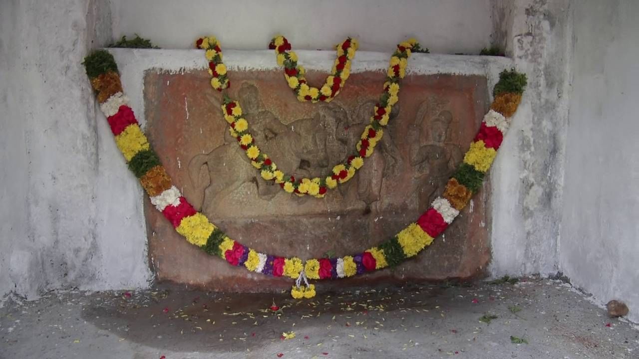 ಆರು ದಿನಗಳ ಕಾಲ ನಡೆಯುವ ಬಂಡಿದ್ಯಾವರ ಉತ್ಸವ ಹಾಗೂ ಕರ್ಣ ಭೂಷಣ ಮಹೋತ್ಸವದಲ್ಲಿ ಮೊದಲ ದಿನ ಪಾಠಪ್ಪ ದೇವರಿಗೆ ಪೂಜೆ ಸಲ್ಲಿಸಿ ನಂತರ ಗ್ರಾಮಕ್ಕೆ ದಿಗ್ಬಂಧನ ಹಾಕಲಾಗುತ್ತದೆ. ಈ ವೇಳೆ ಗ್ರಾಮಕ್ಕೆ ಬಂದವರು ಗ್ರಾಮದಲ್ಲಿ ಉಳಿದುಕೊಳ್ಳಬೇಕಾಗುತ್ತದೆ. ಗ್ರಾಮದಲ್ಲಿ ಕೆಲವೊಂದು ಕಟ್ಟು ಪಾಡುಗಳನ್ನು ಪಾಲನೆ ಮಾಡಲಾಗುತ್ತದೆ. ಗ್ರಾಮದಲ್ಲಿ ಯಾರೂ ಚಪ್ಪಲಿ ಧರಿಸಿ ಓಡಾಡುವಂತಿಲ್ಲ.