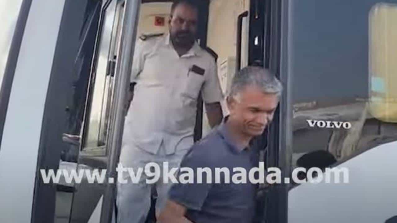 ಬೆಂಗಳೂರುನಿಂದ ವಿಜಯಪುರಕ್ಕೆ ಬಸ್ಸಲ್ಲಿ ಪ್ರಯಾಣಿಸಿ ಮತ್ತೊಮ್ಮೆ ಸರಳತೆ ಪ್ರದರ್ಶಿಸಿದ ಸಚಿವ ಕೃಷ್ಣ ಭೈರೇಗೌಡ ಬೆಂಗಳೂರುನಿಂದ ವಿಜಯಪುರಕ್ಕೆ ಬಸ್ಸಲ್ಲಿ ಪ್ರಯಾಣಿಸಿ ಮತ್ತೊಮ್ಮೆ ಸರಳತೆ ಪ್ರದರ್ಶಿಸಿದ ಸಚಿವ ಕೃಷ್ಣ ಭೈರೇಗೌಡ