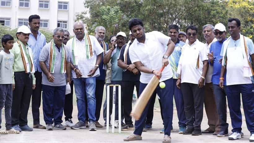 ಹಾಸನದಲ್ಲಿ ಪತ್ರಕರ್ತರ ರಾಜ್ಯಮಟ್ಟದ ಕ್ರಿಕೆಟ್ ಕ್ರೀಡಾಕೂಟಕ್ಕೆ ಬ್ಯಾಟಿಂಗ್ ಮೂಲಕ ಚಾಲನೆ