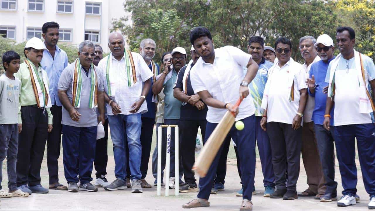ಹಾಸನದಲ್ಲಿ ಪತ್ರಕರ್ತರ ರಾಜ್ಯಮಟ್ಟದ ಕ್ರಿಕೆಟ್ ಕ್ರೀಡಾಕೂಟಕ್ಕೆ ಬ್ಯಾಟಿಂಗ್ ಮೂಲಕ ಚಾಲನೆ ಹಾಸನದಲ್ಲಿ ಪತ್ರಕರ್ತರ ರಾಜ್ಯಮಟ್ಟದ ಕ್ರಿಕೆಟ್ ಕ್ರೀಡಾಕೂಟಕ್ಕೆ ಬ್ಯಾಟಿಂಗ್ ಮೂಲಕ ಚಾಲನೆ