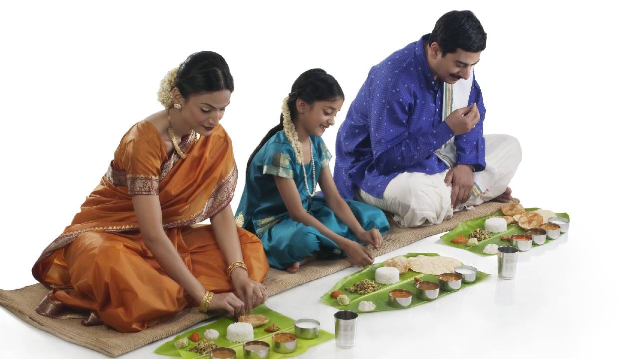 ನಾವು ಊಟ ಮಾಡುವಾಗ, ನಮ್ಮ ಬಾಯಿಯಲ್ಲಿರುವ ಲಾಲಾರಸವು ಆಹಾರದೊಂದಿಗೆ ಬೆರೆತು, ಆಹಾರವನ್ನು ಜೀರ್ಣಿಸಿಕೊಳ್ಳಲು ಸಹಾಯ ಮಾಡುತ್ತದೆ. ಆದರೆ, ನಾವು ಊಟ ಮಾಡುವಾಗ ಮಾತನಾಡಿದರೆ, ಆಹಾರದ ಜೊತೆಗೆ ಗಾಳಿಯೂ ನಮ್ಮ ಹೊಟ್ಟೆಯ ಒಳಗೆ ಹೋಗುತ್ತದೆ. ಇದರಿಂದಾಗಿ ನಮ್ಮ ಜೀರ್ಣಕ್ರಿಯೆ ಪ್ರಕ್ರಿಯೆಗೆ ತೊಂದರೆಯಾಗುತ್ತದೆ.