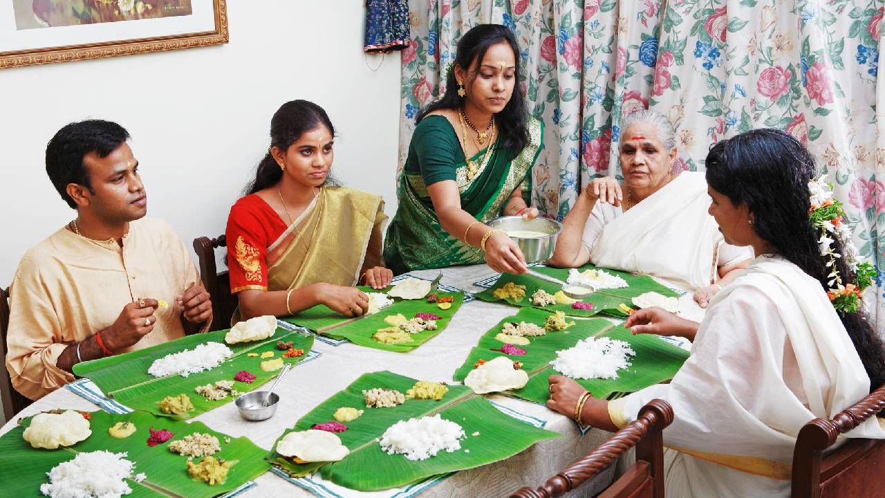 ಅಷ್ಟೇ ಅಲ್ಲದೆ ತಿನ್ನುವಾಗ ಮಾತನಾಡಿದರೆ ಆಹಾರದ ಚಿಕ್ಕ ಚಿಕ್ಕ ಕಣಗಳು, ಎಂಜಲು ಇತರರ ಮೇಲೆ ಬೀಳುವ ಹಾಗೂ ಬಾಯಿಯಲ್ಲಿರುವ ಬ್ಯಾಕ್ಟೀರಿಯಾಗಳು ಇತರರಿಗೂ ಹರಡುವ ಸಾಧ್ಯತೆ ಇರುತ್ತದೆ. ಹಾಗಾಗಿ ಆರೋಗ್ಯ ಹಾಗೂ ನೈರ್ಮಲ್ಯದ ದೃಷ್ಟಿಯಿಂದ ಊಟ ಮಾಡುವಾಗ ಮಾತನಾಡದಿರುವುದು ತುಂಬಾನೇ ಒಳ್ಳೆಯದು.