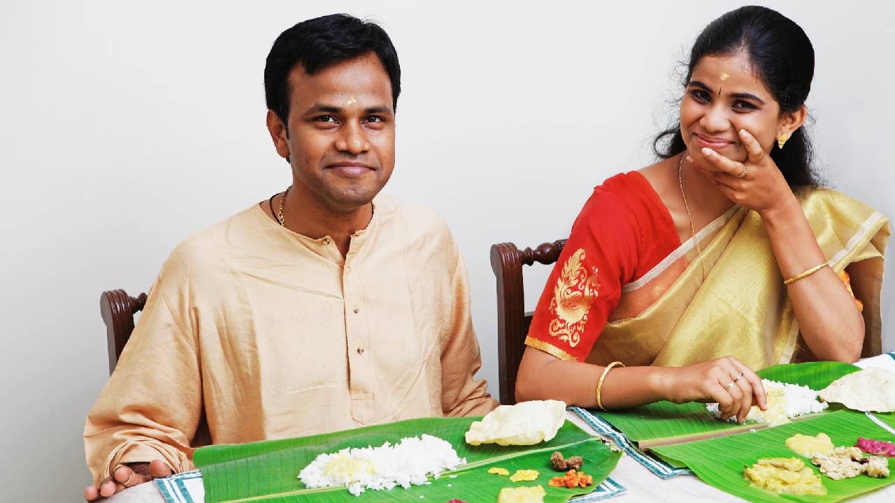 ಶಾಸ್ತ್ರ, ಸಂಪ್ರದಾಯಗಳ ಪ್ರಕಾರ ನಾವು ಪ್ರತಿನಿತ್ಯ ಸೇವಿಸುವ ಆಹಾರವನ್ನು ದೇವರ ಪ್ರಸಾದ ಎಂದು ಪರಿಗಣಿಸಲಾಗುತ್ತದೆ. ಊಟ ಮಾಡುವಾಗ ಮಾತನಾಡಿದರೆ ಅದು ದೇವರಿಗೆ ಅವಮಾನ ಮಾಡಿದಂತೆ. ಹಾಗಾಗಿ ಊಟ ಮಾಡುವಾಗ ಮಾತನಾಡಬಾರದು ಎಂದು ಹಿರಿಯರು ಕಿವಿ ಮಾತು ಹೇಳುವುದು.