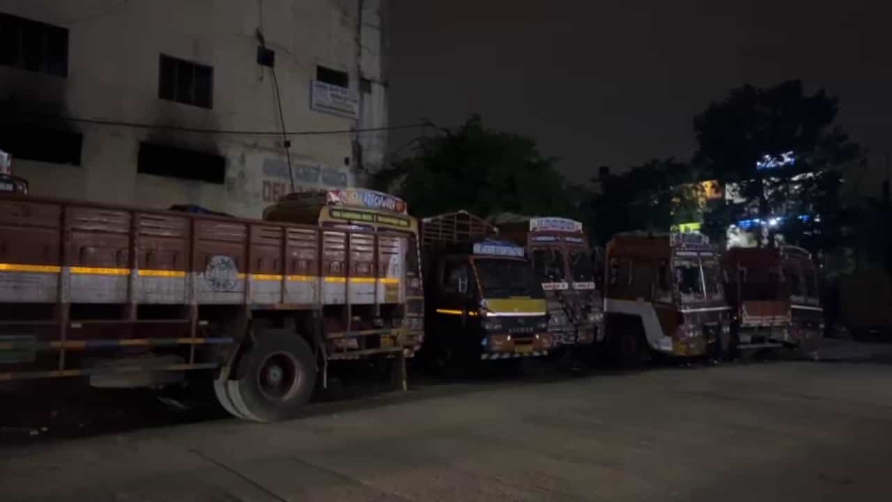 Karnataka Lorry Strike: ಕರ್ನಾಟಕ ಲಾರಿ ಮುಷ್ಕರ ಶುರು; ಲಾರಿ, ಟ್ರಕ್ ಸಂಚಾರ ಸ್ಥಗಿತ