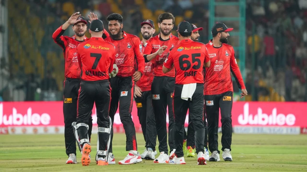 ಇನ್ನು ಈ ಪಂದ್ಯದಲ್ಲಿ ಟಾಸ್ ಗೆದ್ದು ಮೊದಲು ಬ್ಯಾಟ್ ಮಾಡಿದ ಲಾಹೋರ್ ಖಲಂದರ್ಸ್ ತಂಡವು 20 ಓವರ್ಗಳಲ್ಲಿ 6 ವಿಕೆಟ್ ಕಳೆದುಕೊಂಡು 201 ರನ್ ಕಲೆಹಾಕಿತು. ಈ ಕಠಿಣ ಗುರಿಯನ್ನು ಬೆನ್ನತ್ತಿದ ಕರಾಚಿ ಕಿಂಗ್ಸ್ ತಂಡವು ಕೇವಲ 136 ರನ್ಗಳಿಗೆ ಆಲೌಟ್ ಆಗಿದೆ. ಈ ಮೂಲಕ ಲಾಹೋರ್ ಖಲಂದರ್ಸ್ ತಂಡ 65 ರನ್ಗಳ ಭರ್ಜರಿ ಜಯ ಸಾಧಿಸಿದೆ.