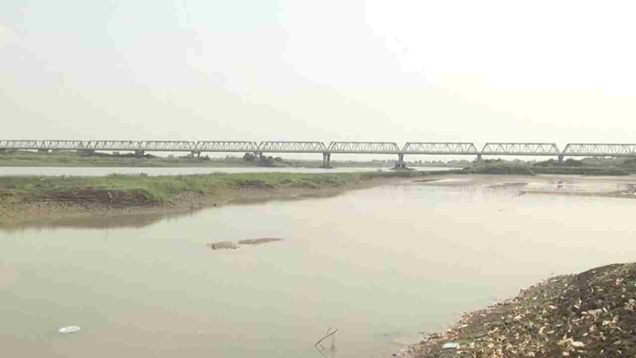 ಇನ್ನು ಇದಷ್ಟೇ ಅಲ್ಲದೆ ಕೂಡಲಸಂಗಮ ಪ್ರದೇಶದಲ್ಲೂ ಮಲಪ್ರಭಾ ನದಿ ಖಾಲಿಯಾಗಿದೆ. ಅಲ್ಲಿ ಕೂಡ ಕೇವಲ ತಗ್ಗು ಪ್ರದೇಶದಲ್ಲಿ ನೀರು ನಿಂತಿರೋದನ್ನು ಬಿಟ್ಟರೆ ಬಹುತೇಕ ನದಿ ಖಾಲಿಯಾಗಿದೆ. ನದಿ ಒಡಲು ಬಿರುಕು ಬಿಟ್ಟಿದ್ದು, ಜಲಕ್ಷಾಮ ಎದುರಾಗುವ ಮುನ್ಸೂಚನೆ ಕಾಣಿಸುತ್ತಿದೆ.